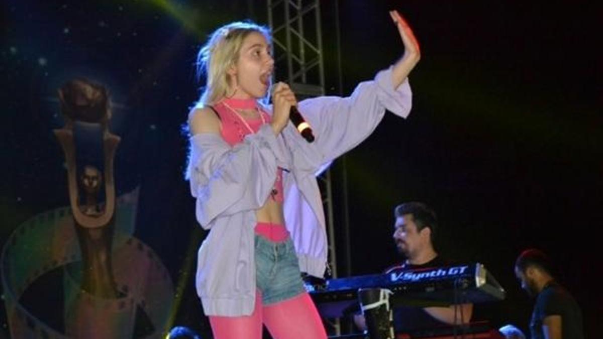 Aleyna büyük şok! Yumurta atıp, sahneye hucüm ettiler!