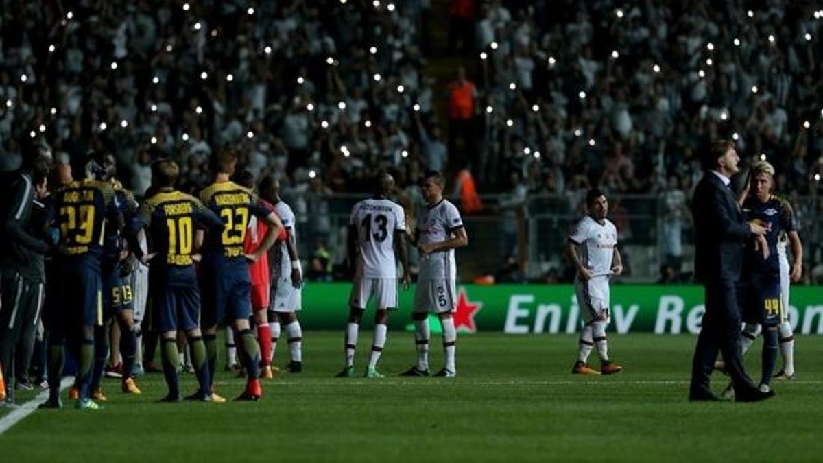 Vodafone Park karanlığa gömüldü! Maç durdu...