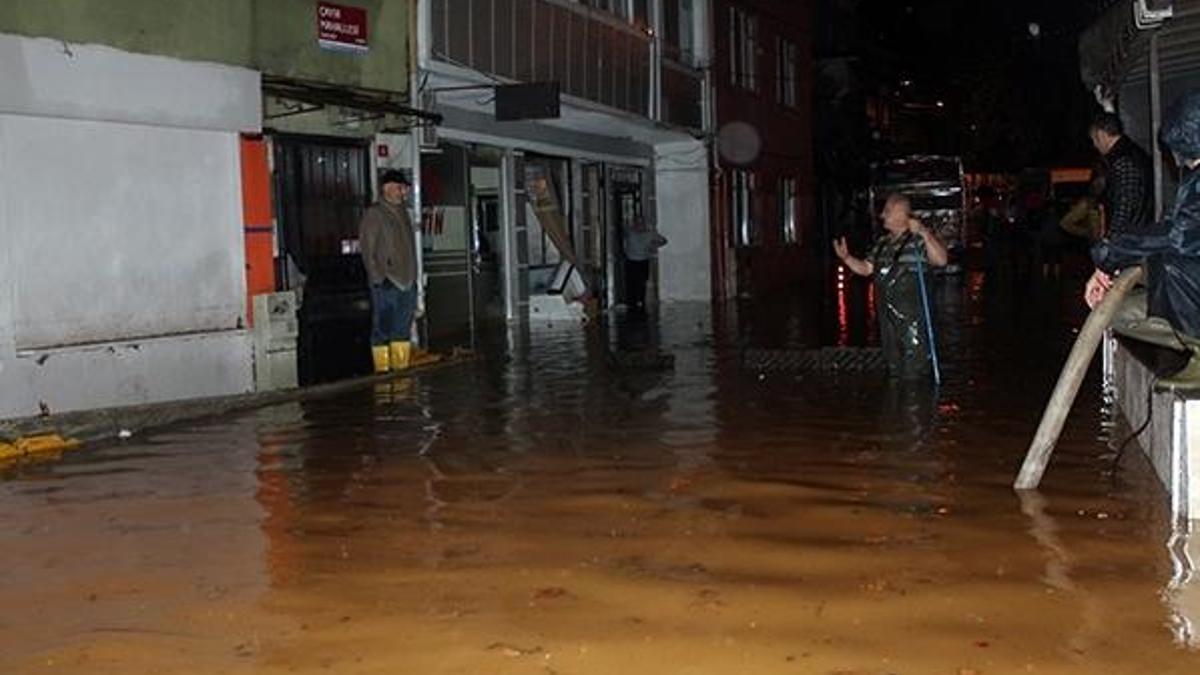 Ünlü şarkıcı Seren Serengil sel sularında kaldı