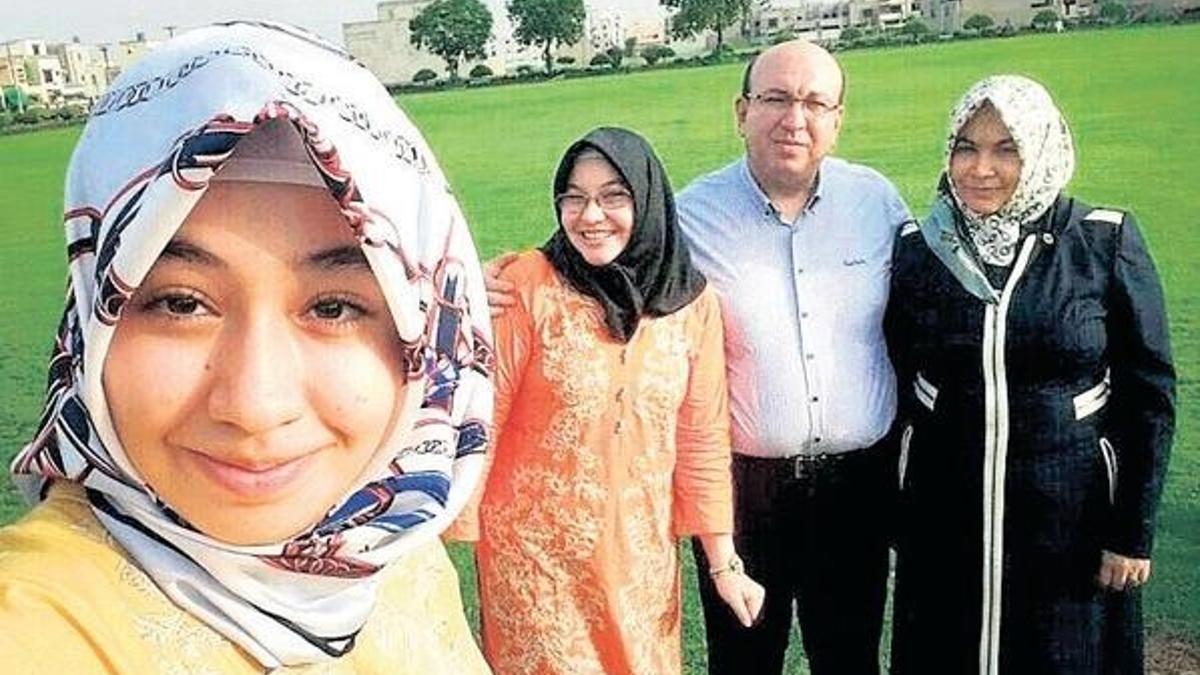 Pakistan’daki FETÖ okul müdürüne çuval