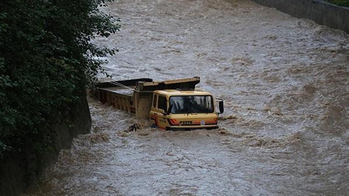 Rize'de okullar 1 gün tatil edildi