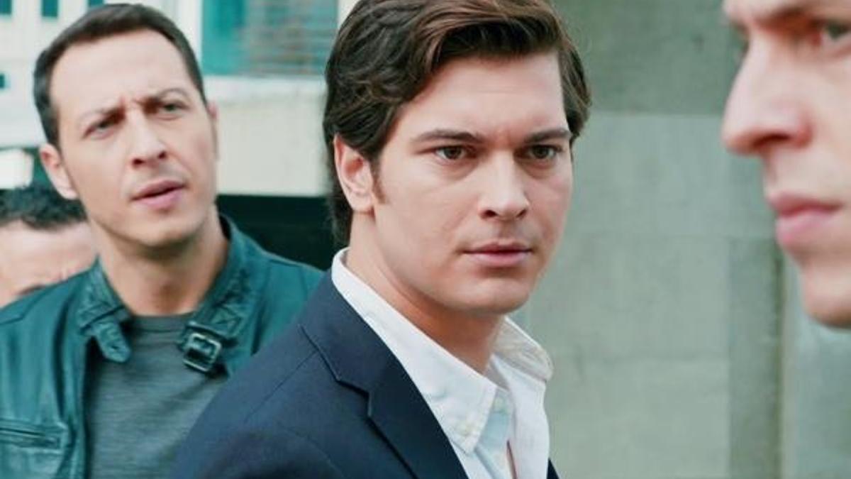 Ünlü oyuncu Ali Aksöz 'doktor' oldu!