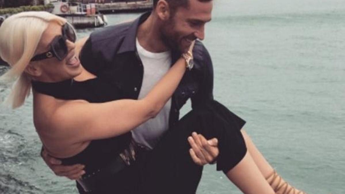 Tosic, Jelena'yı kucağına alıp...