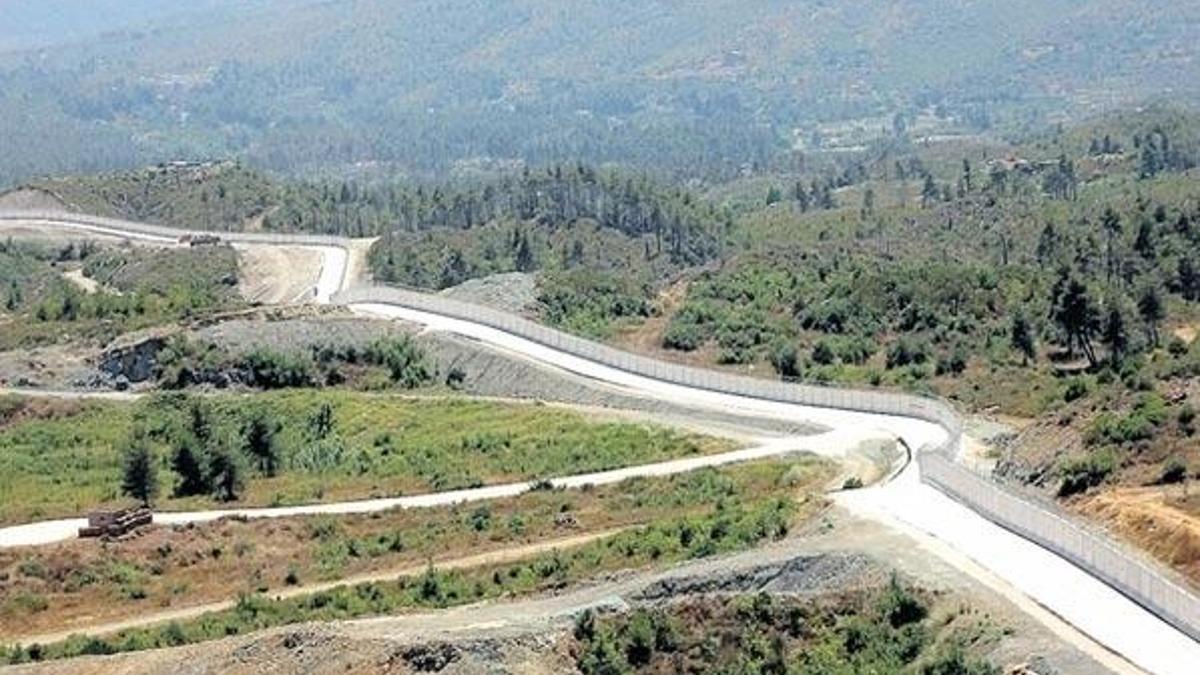 Günde 3 km duvar örüldü!