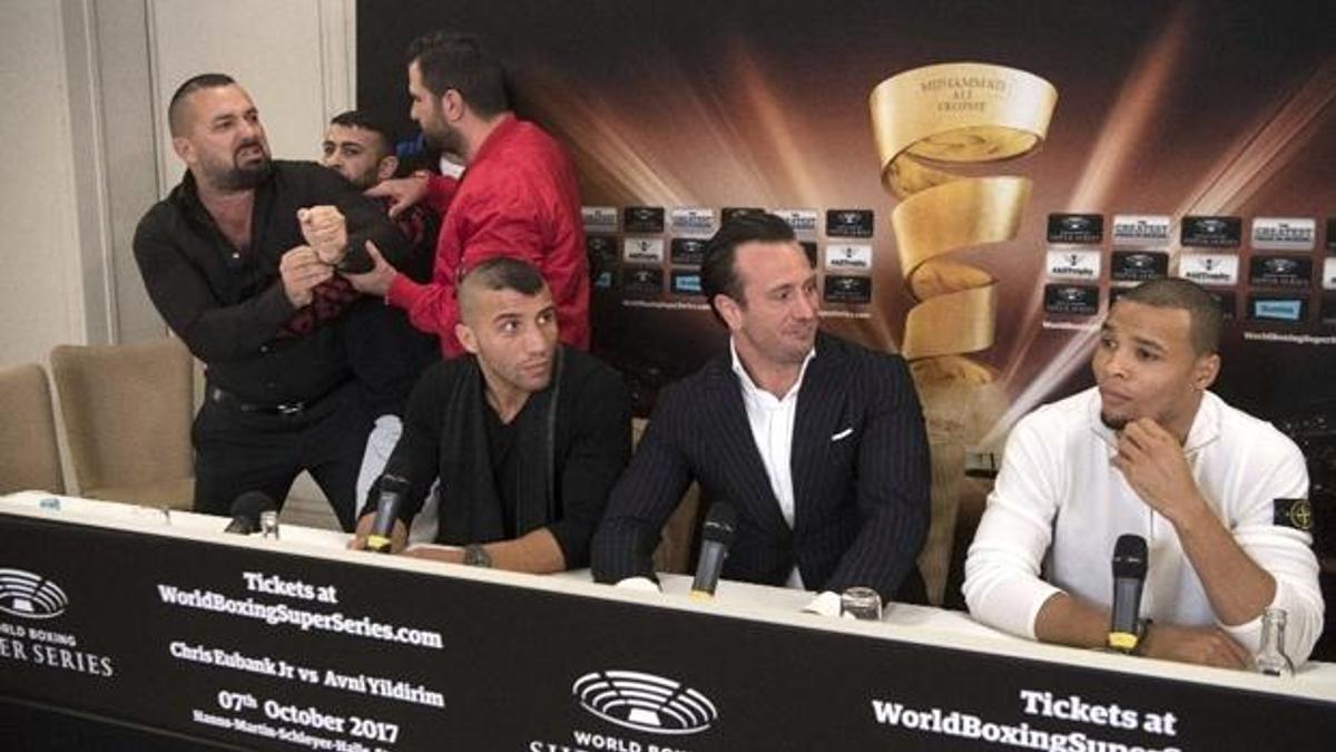 Avni Yıldırım ve Chris Eubank'ın basın toplantısında kavga çıktı!