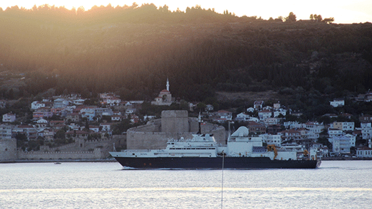 Rus casus gemisi Çanakkale Boğazı'ndan geçti