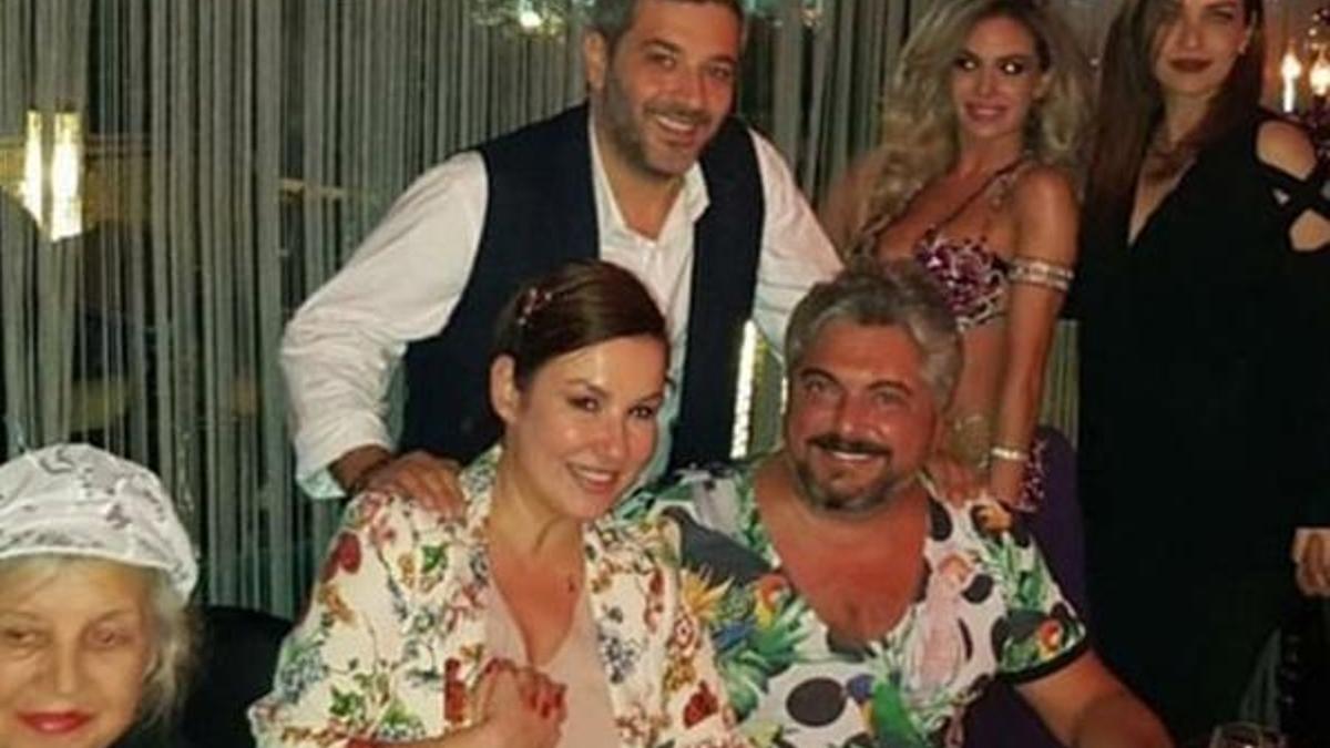 Dansözü masalarına çağırıp...