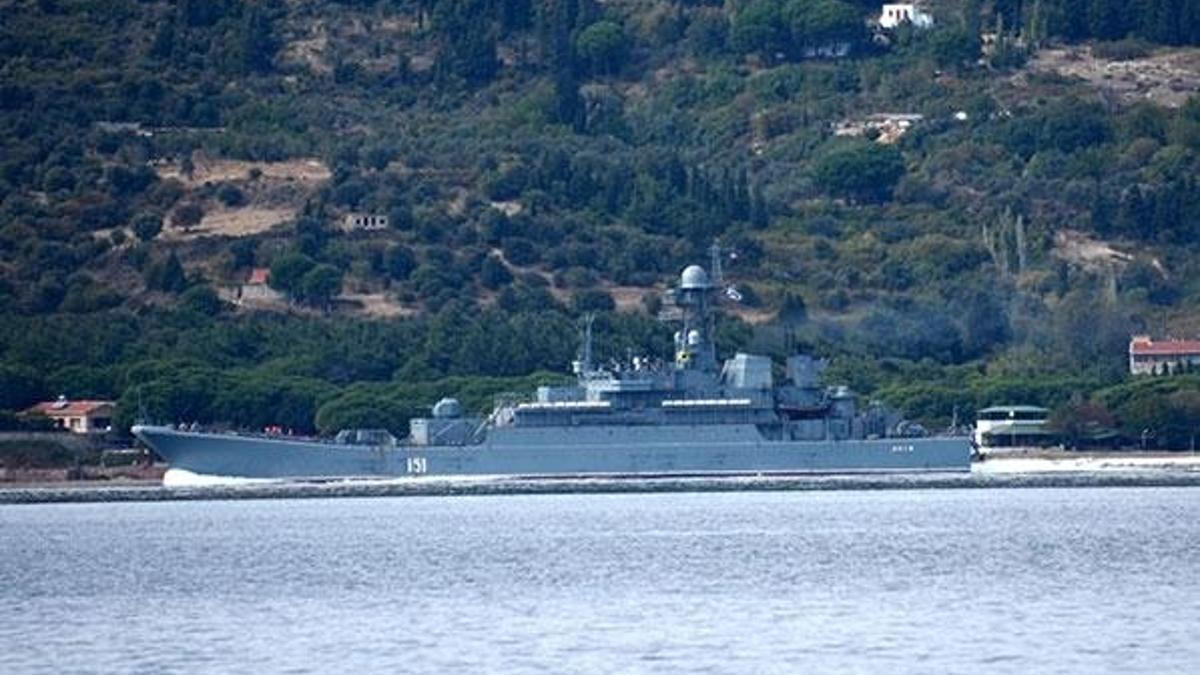 Rus savaş gemisi Çanakkale Boğazı'ndan geçti