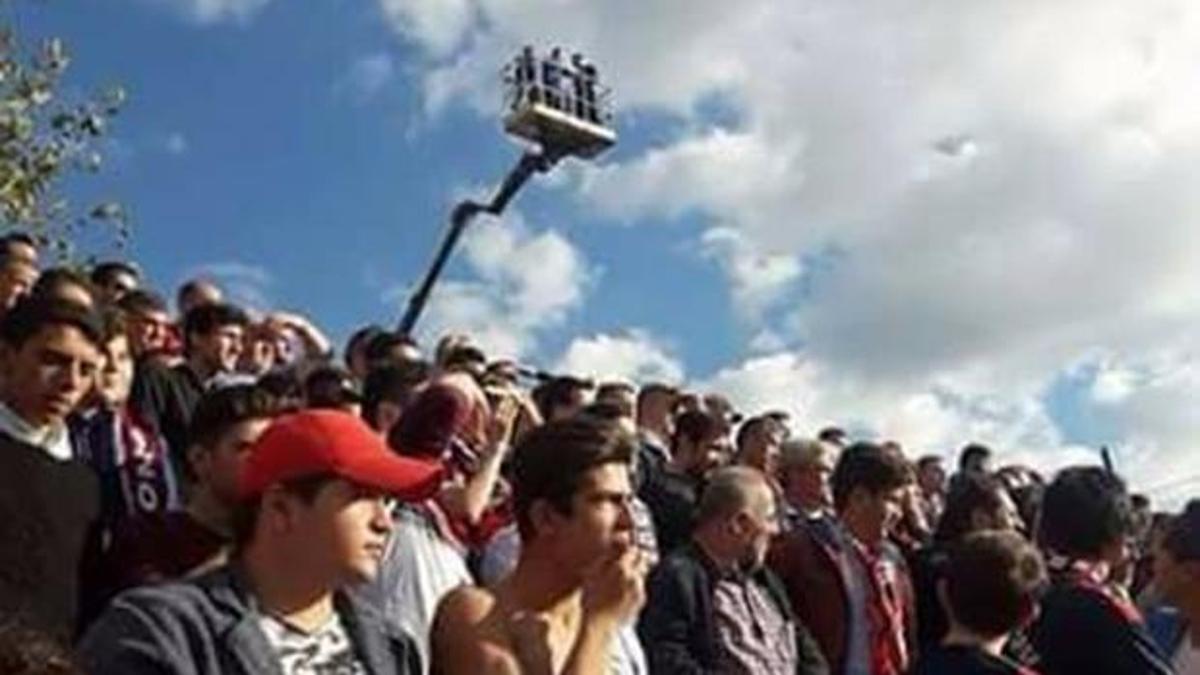 Cezalı taraftar grubu maçı vinçle izledi