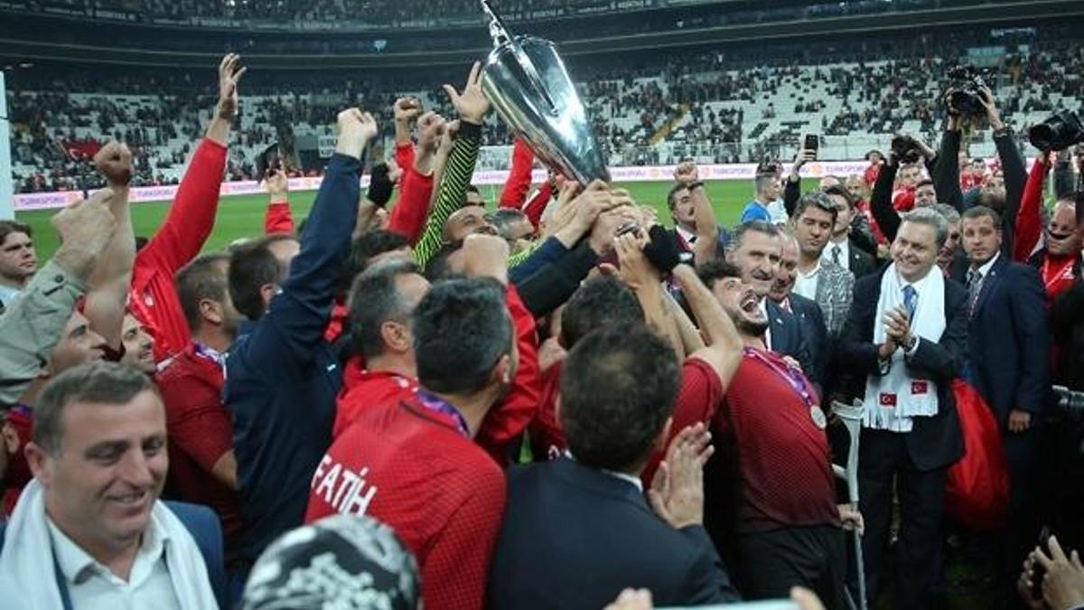 Kılıçdaroğlu, Ampute Milli Takımı'nı kutladı