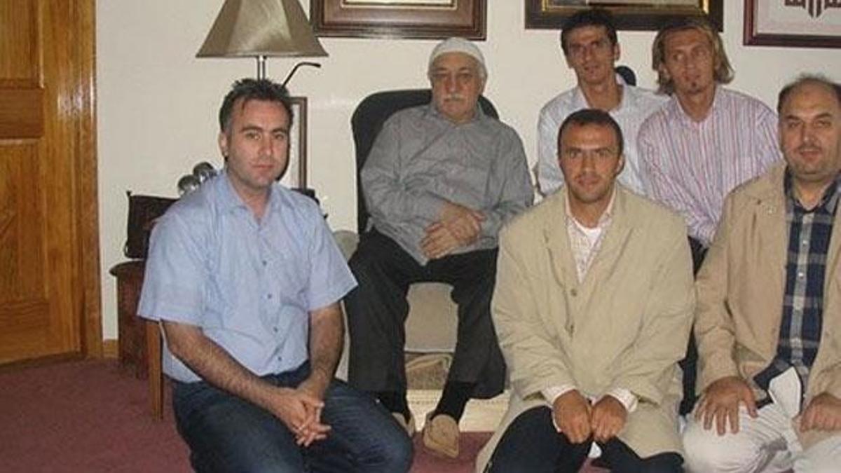 Eski futbolcular FETÖ elebaşı Gülen ile aynı karede