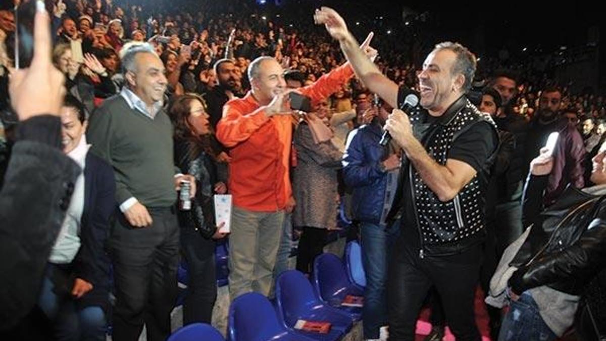 İzmir Marşı’nı okudu barıştık