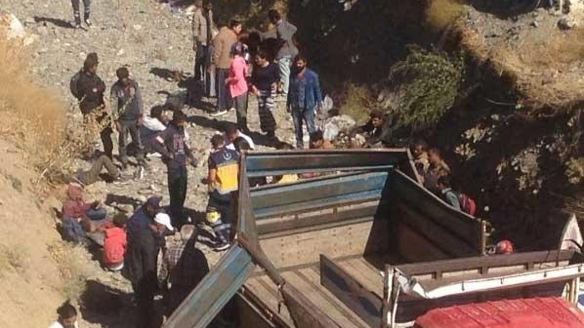 Hakkari’de kaçakların bulunduğu kamyonet devrildi! 65 kişi yaralandı