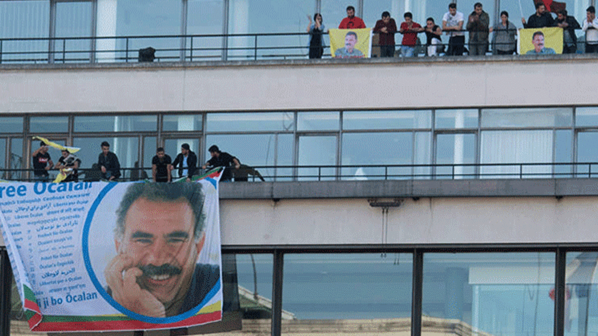 PKK'lılar Paris'te AFP binasına Öcalan posteri astı