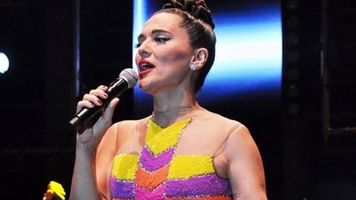 35 bin TL’lik çizmelerle sahnede