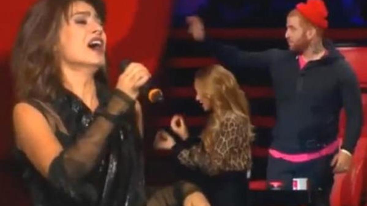 Yıldız Tilbe şarkı söylerken Gökhan bakın ne yaptı?