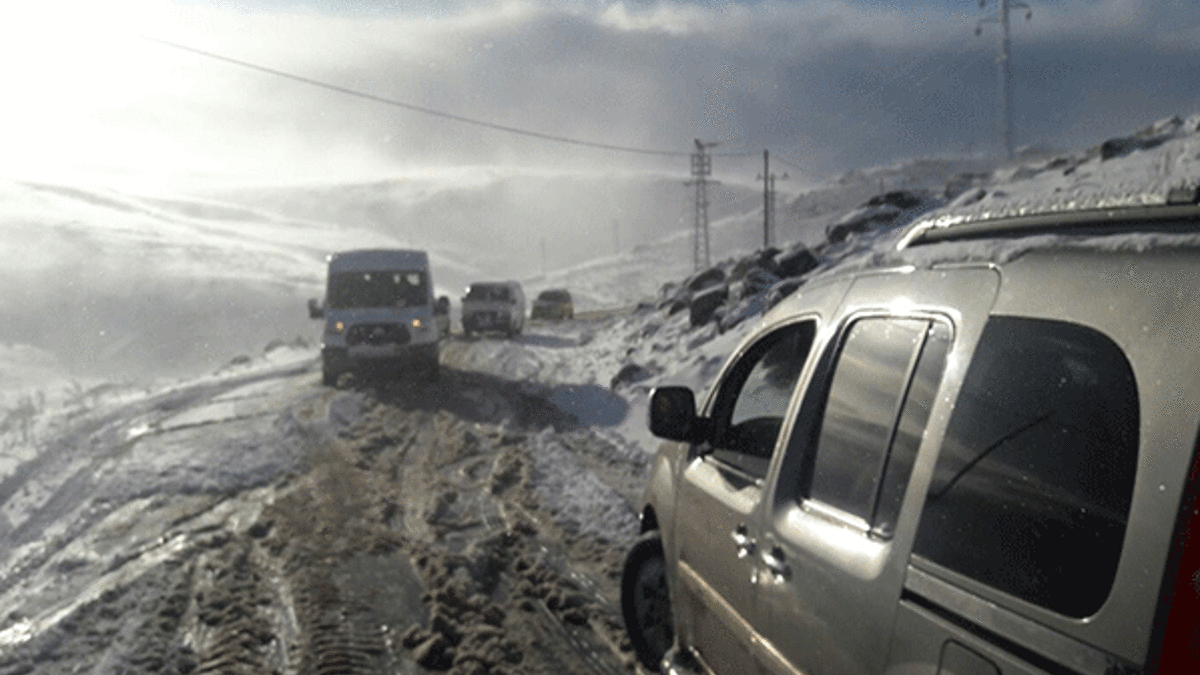 Ardahan’da kar yolları kapattı