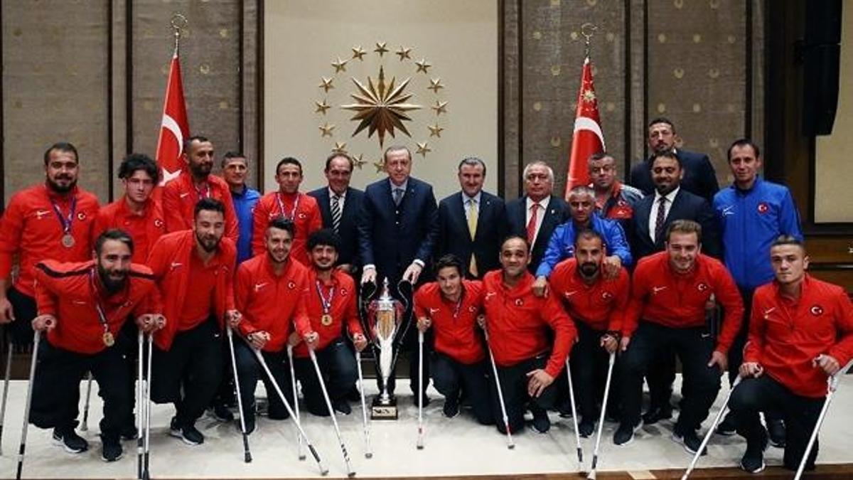 Cumhurbaşkanı Erdoğan, milli takımları kabul etti!