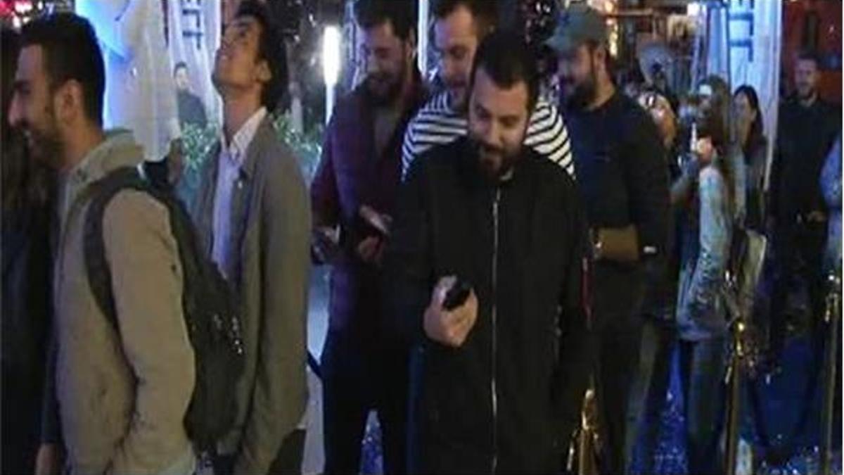 iPhone 8 İstanbul'da satışa çıktı! İnsanlar kuyruk oldu