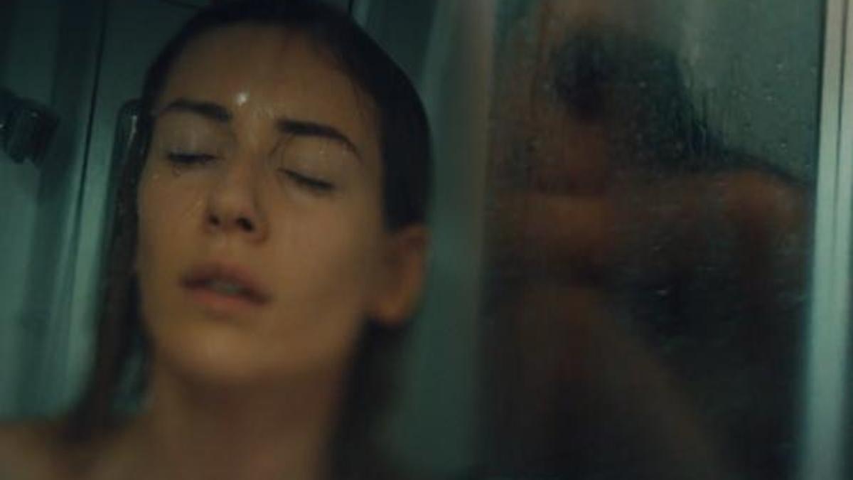 Sinem Kobal'ın banyo sahnesi ilk bölüme damga vurdu!
