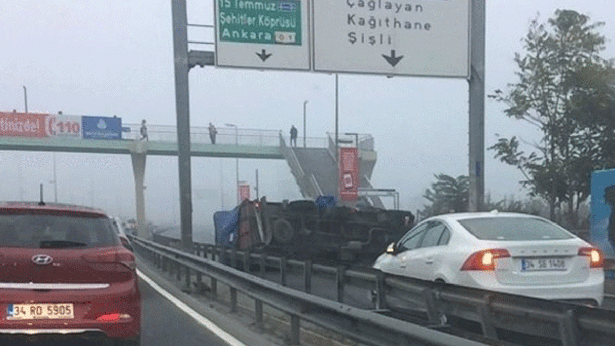 E-5’te kamyon devrildi! Yan yol trafiğe kapandı