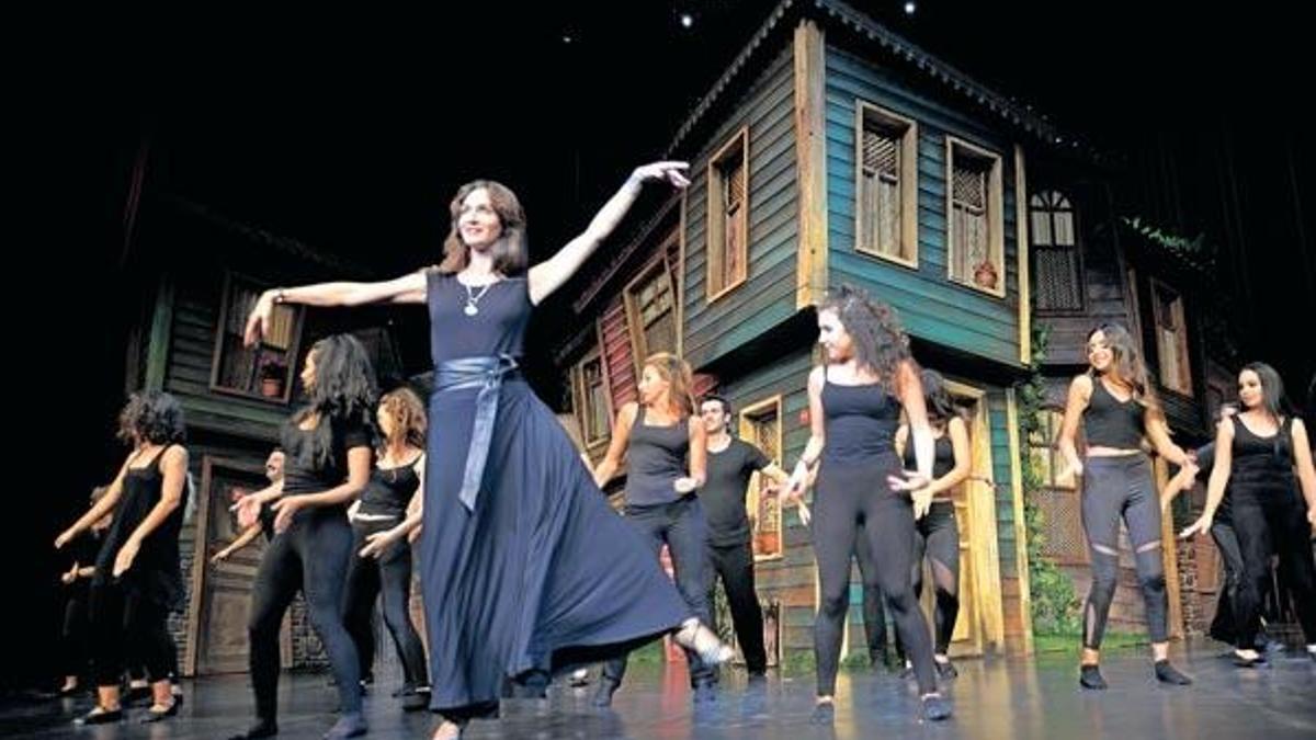 Sahnede tiyatro rüzgarı esiyor