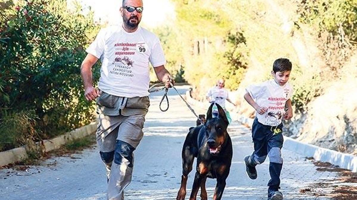 Hasta oğluyla birlikte 7.7 kilometre koştu