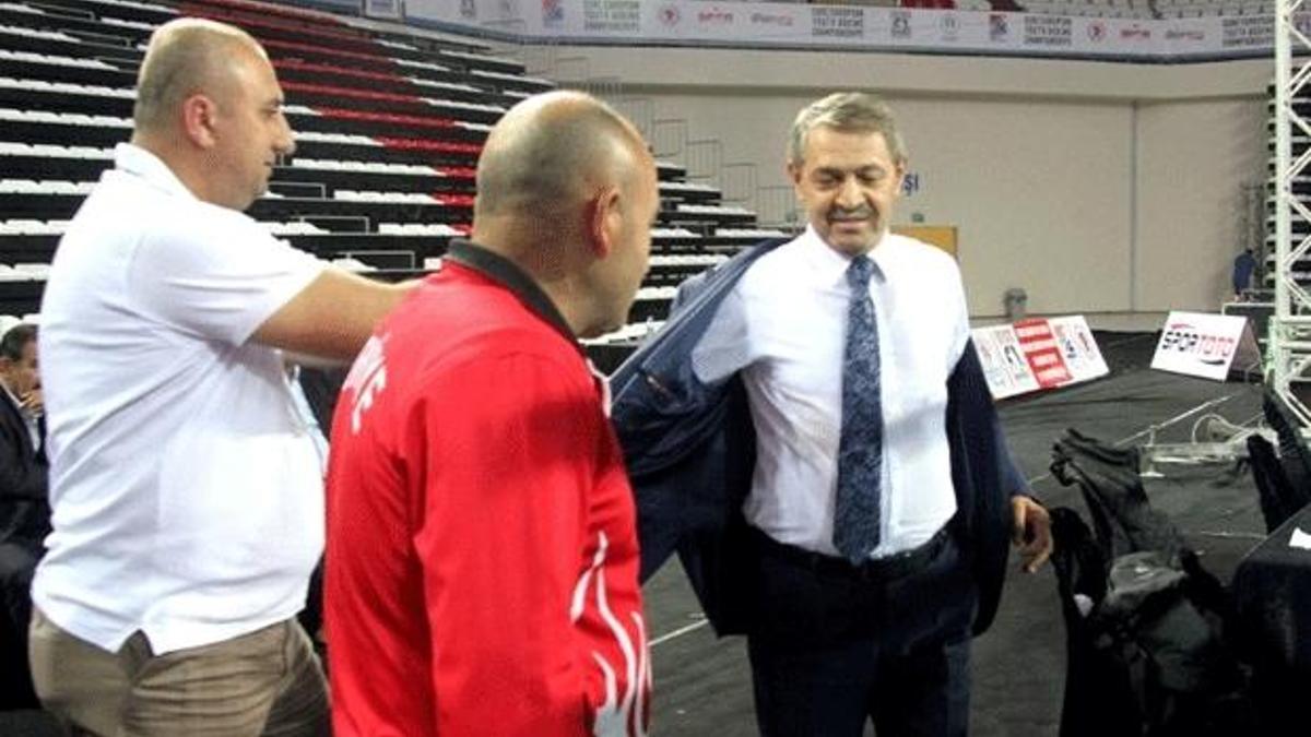 Boks Federasyon Başkanı Gözgeç, ringe çıkıp taktik verdi