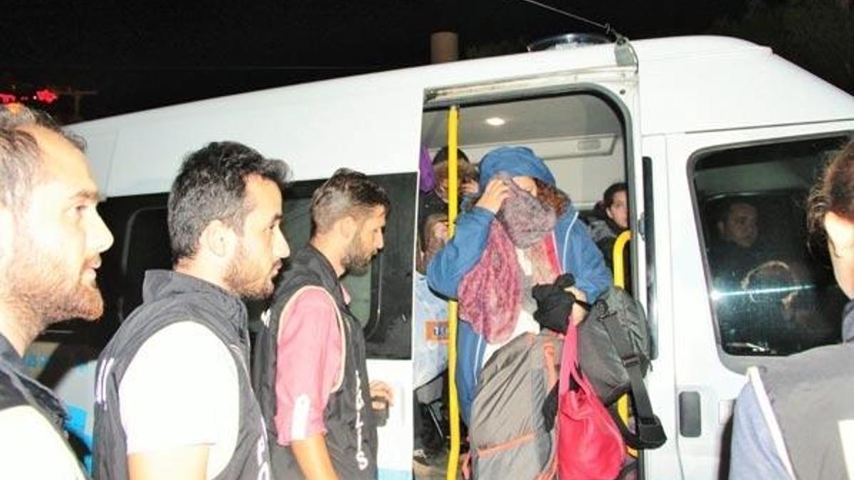 Casusluktan aranıyordu, FETÖ'cülerle kaçarken yakalandı!