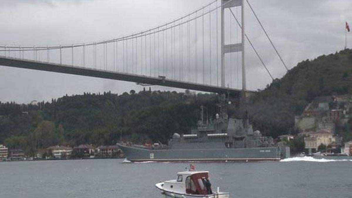 Rus savaş gemisi boğazdan geçti