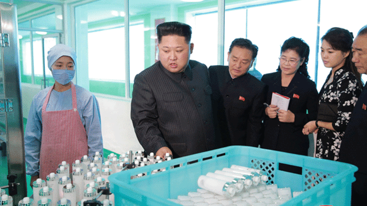 Kim Jong-un'dan dünyaya eşiyle mesaj!