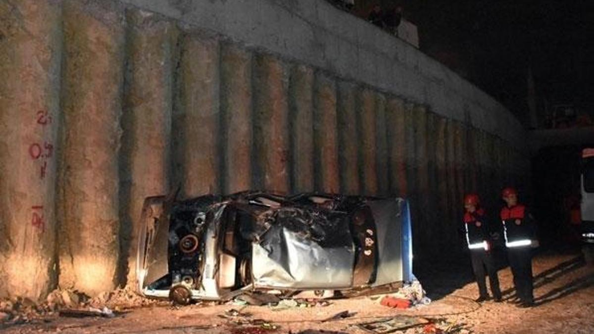 Otomobil alt geçit inşaatına uçtu: 1 Ölü, 4 yaralı