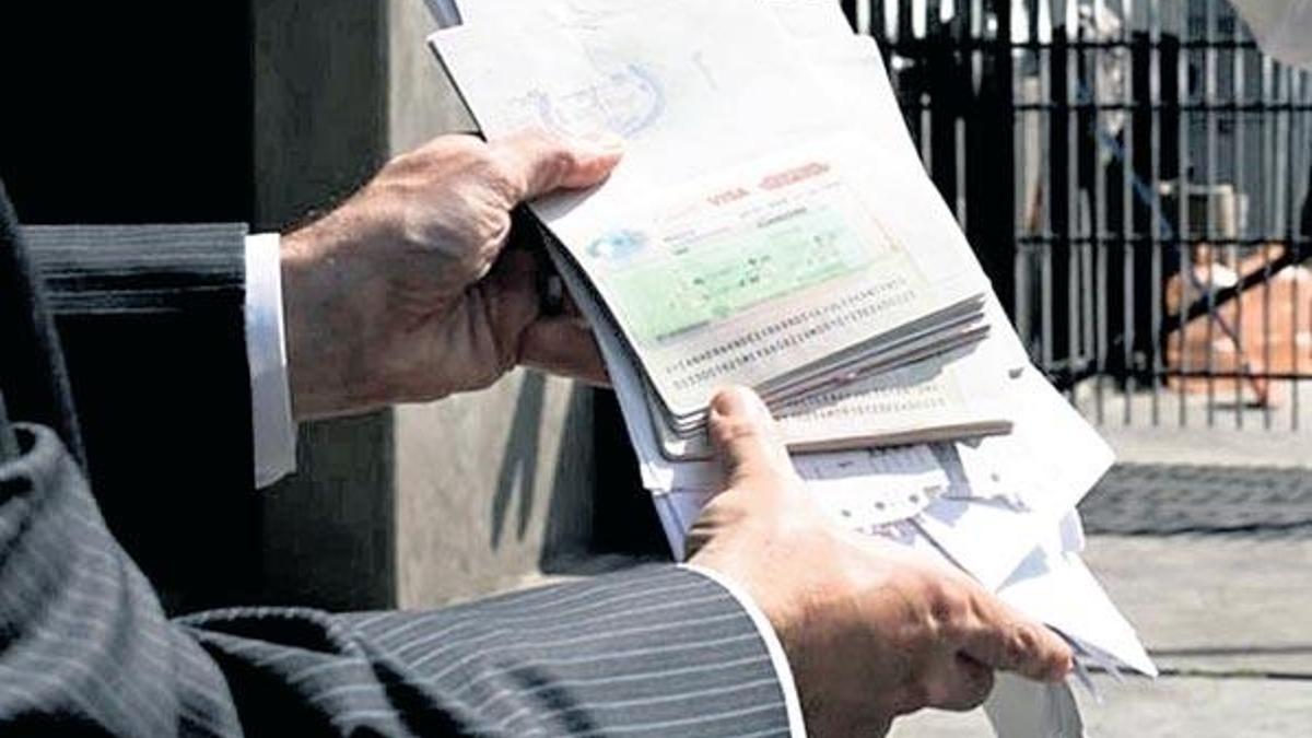 Vizesi olan iş adamları vize lobisine gidiyor