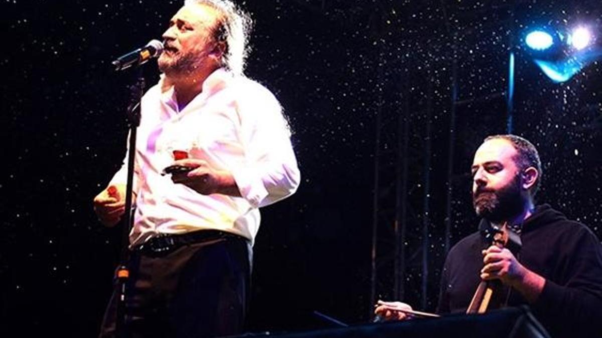 Yağmur altında konser verdi!