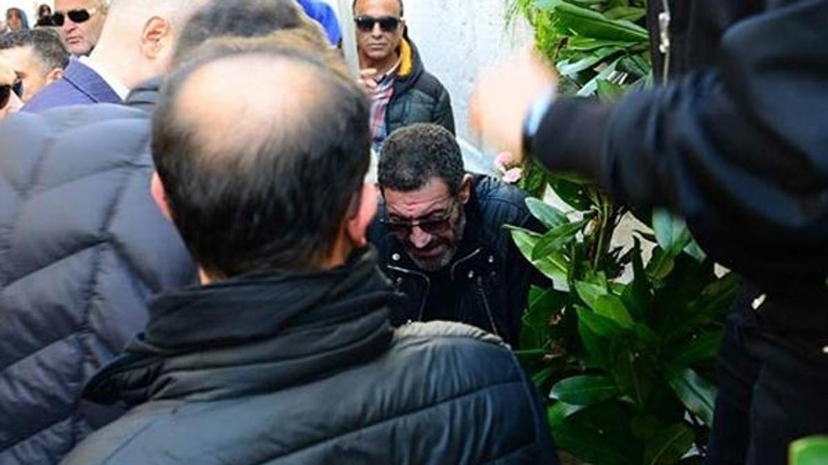 Hakan Altun cenazede fenalaştı!