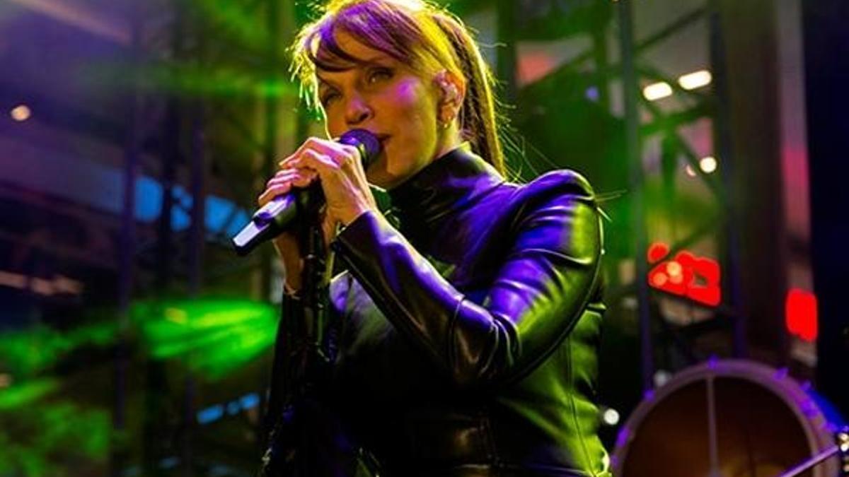 İzmir'de Sertab Erener fırtınası!