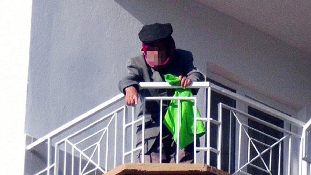 Balkona intihar etmek için çıktığını unuttu