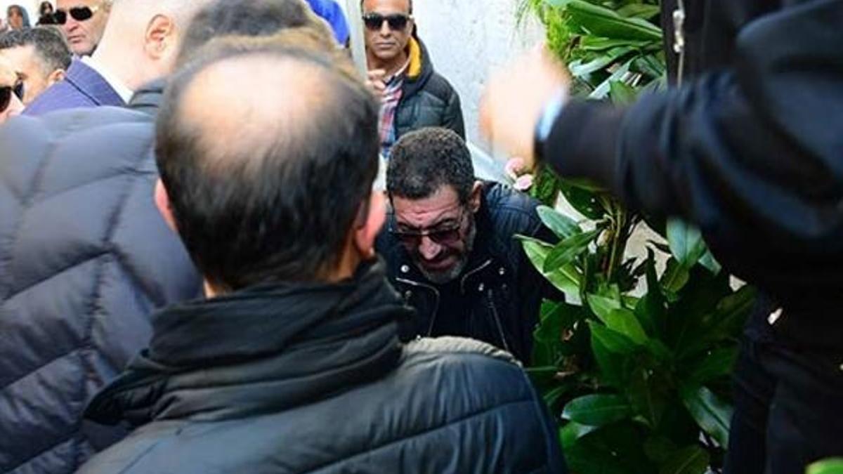 Ünlü şarkıcıya büyük ayıp! Cenazede selfie yapmak isteyen kadına tepki
