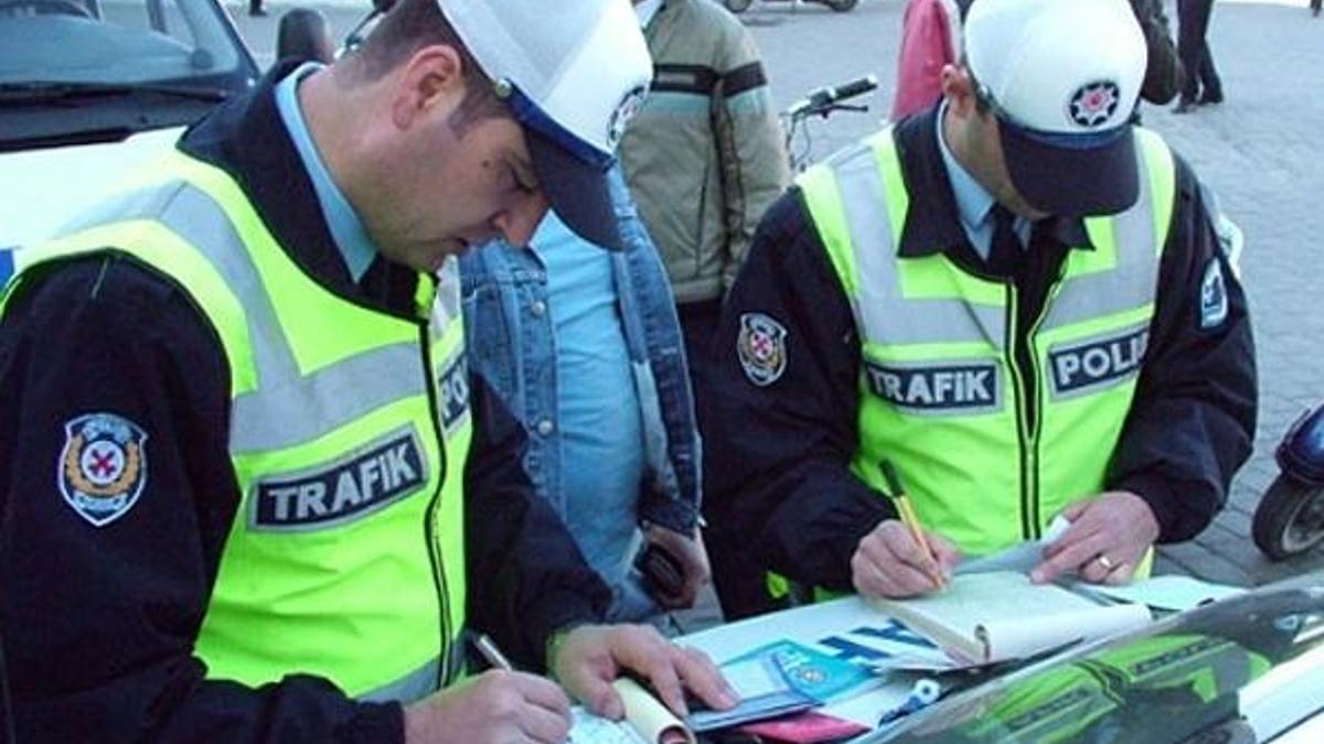 Kırmızıda geçmenin cezası 235 TL oluyor
