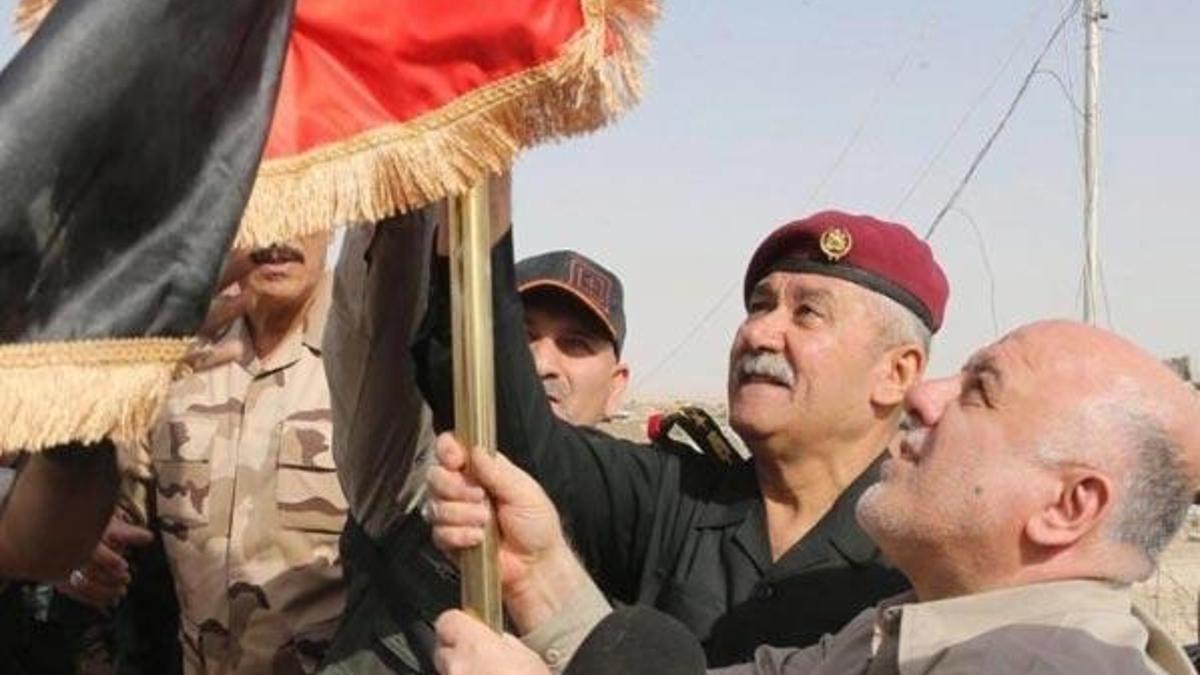 DEAŞ'ın son kalesine, İbadi kendi elleriyle bayrak dikti!