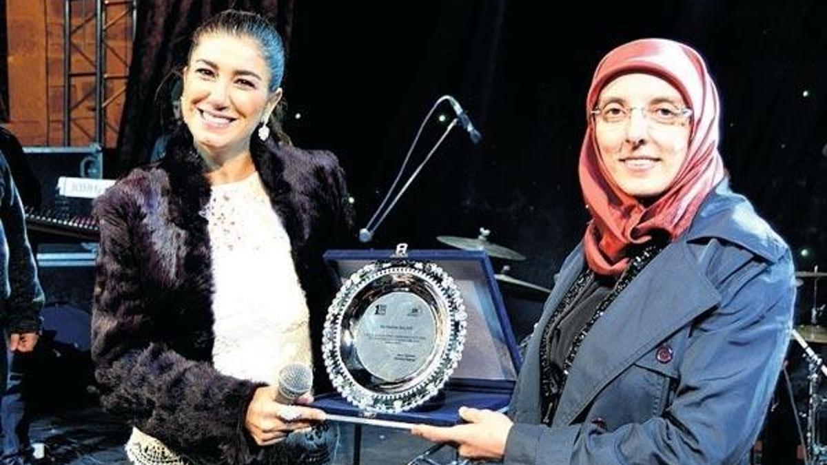 Limonu saçına sürdü