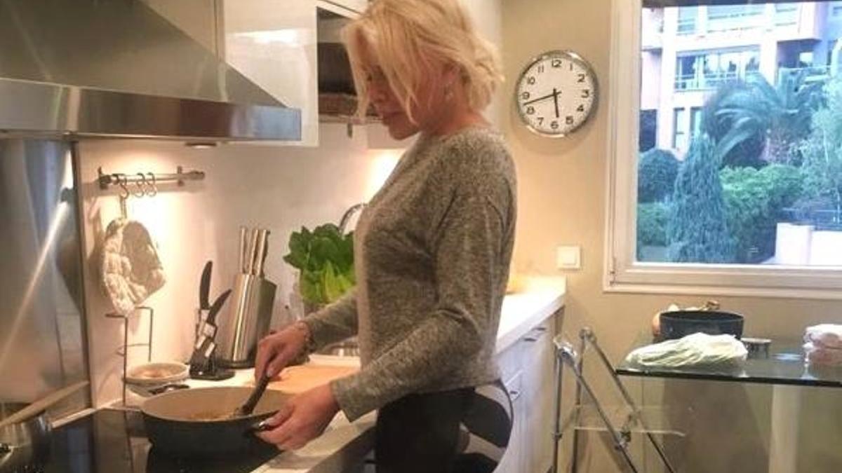 Ajda Pekkan'ın kalçası 'yok artık' dedirtti!