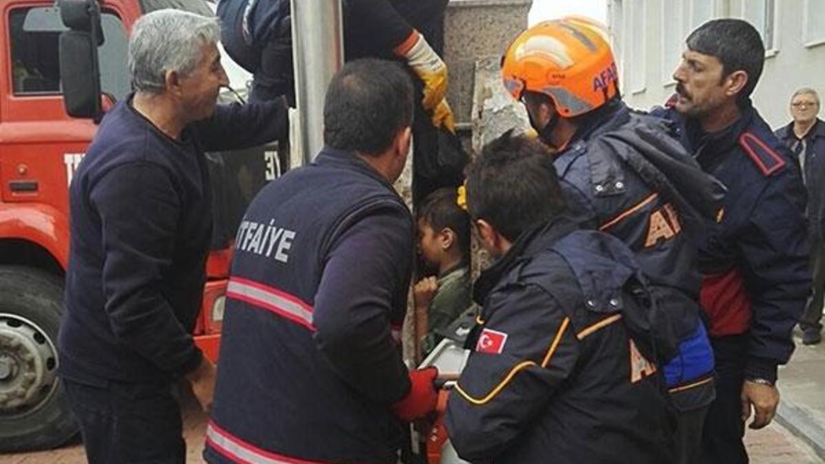 Atatürk büstünde sıkışan öğrenci 5 saatte kurtarıldı