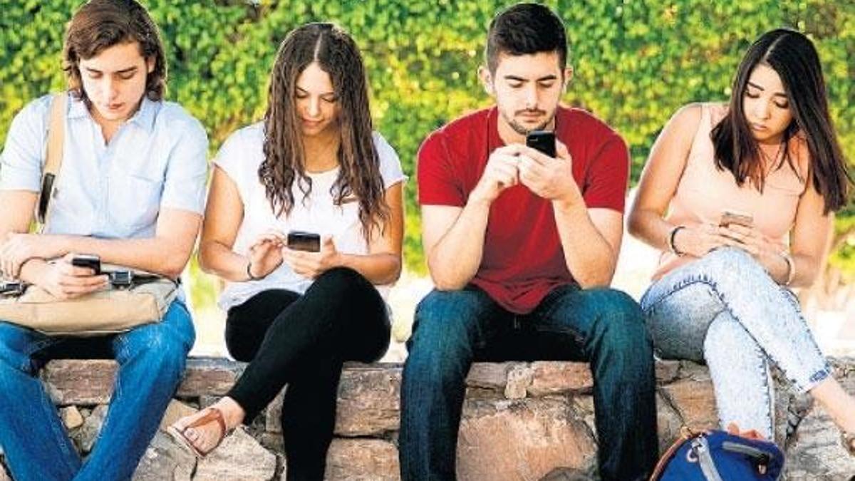 Telefon bağımlılığı anne ve babadan!