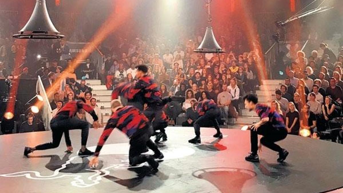 Yerçekimine kafa tutan dansçılar