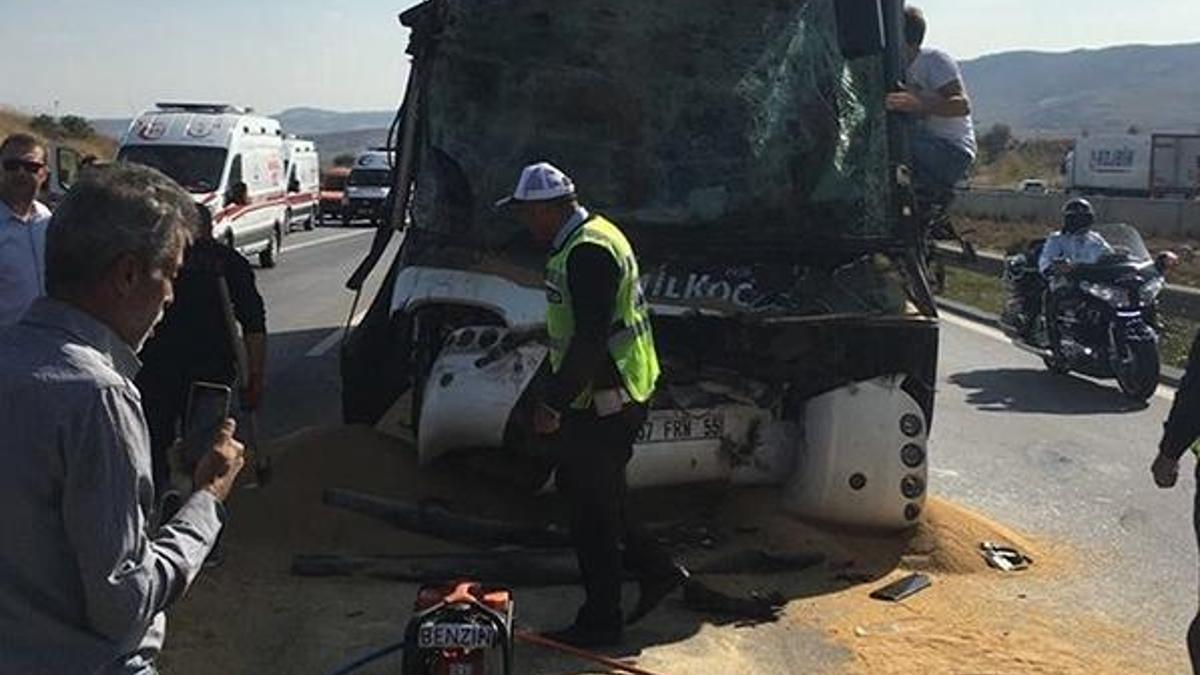 Mersin'de yolcu otobüsü TIR'a çarptı: 1 ölü, 9 yaralı