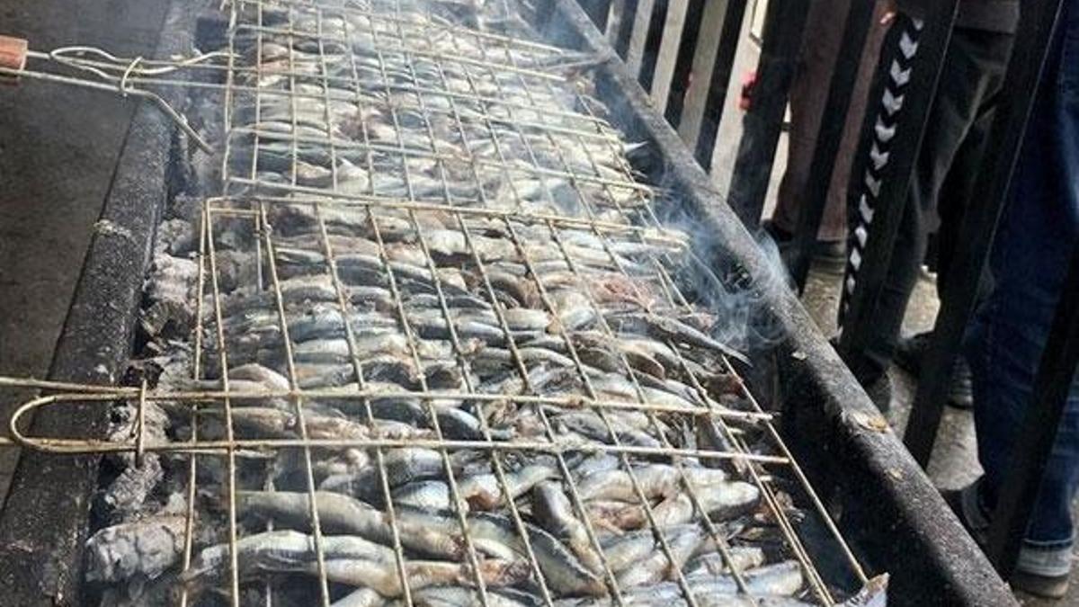 Çekmeköy'de vatandaşlara 10 ton hamsi dağıtıldı