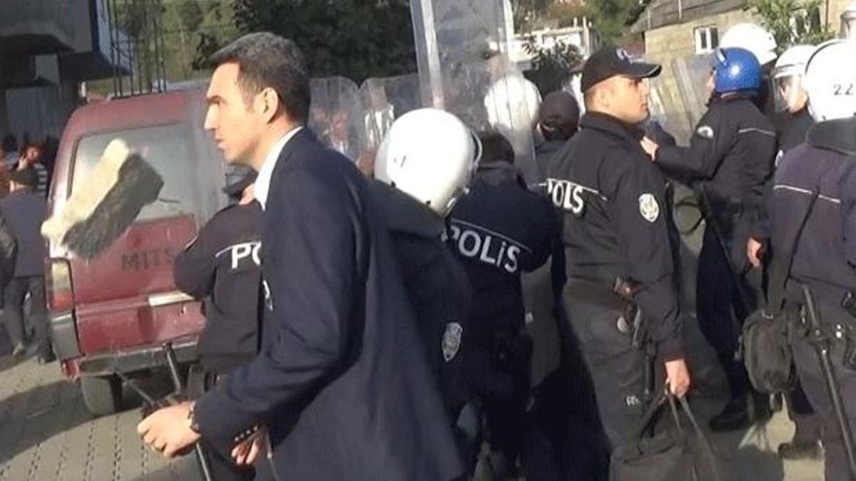 Holiganlardan taşlı saldırı! Emniyet amiri ölümden döndü...