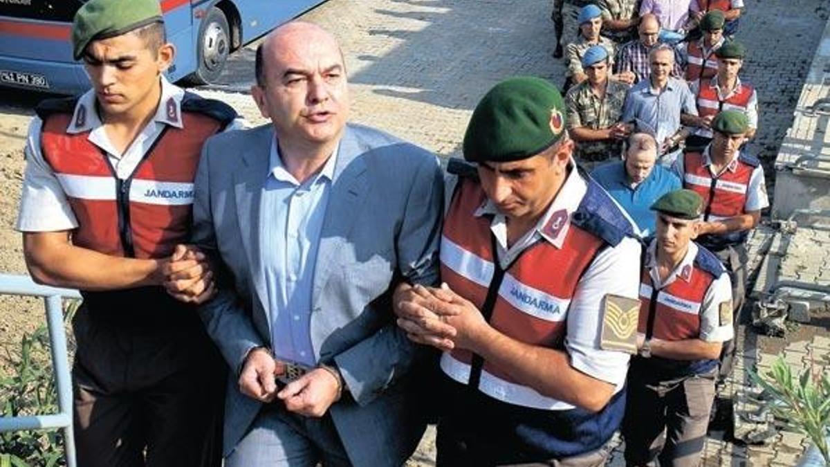 İtirafçı amiral: Mülayim insanlar diye biliyordum