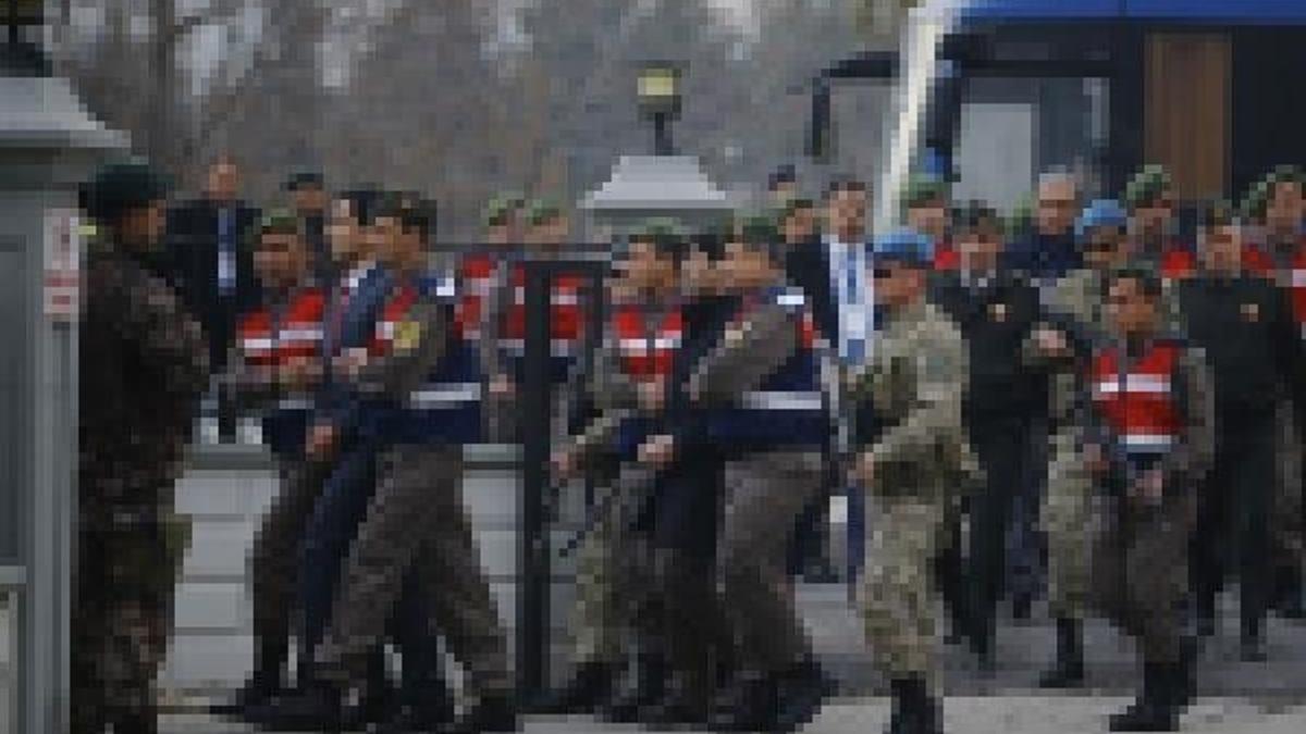 Darbeciler birbirine düştü